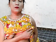 भाभी को स्तन डाबा कर चूड दीया