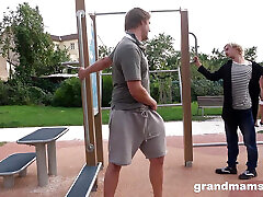 2 señoras maduras y 2 polla joven! grandmams.com video completo