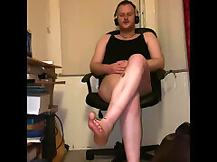 Ava Maxwell makes employee kiss her feet