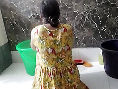 College girl ko bathroom me hi pakad ke chod diya