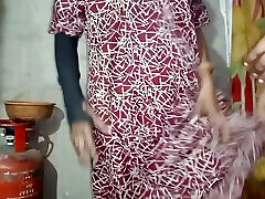 गांव की महिलाओं को घर लाया और कुत्ते शैली गड़बड़ कर दिया