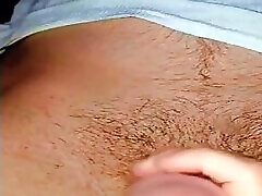 exprimiendo el pre semen de su polla