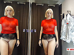 pris dans la cabine dessayage - robes moulantes, pas de soutien-gorge, gros seins. essai de transport en public - gros seins rebondissent dans des tenues transparentes