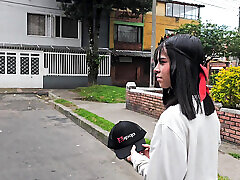 il baise un inconnu dans la rue ! il la convainc de faire une vidéo porno! elle n&39;y pense pas beaucoup et va avec lui