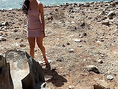 potrójny seks z blondynką i brunetką na plaży dla nudystów