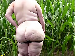 peloso maturo bbw tina gioca con il suo enorme culo e grasso figa in un campo di mais