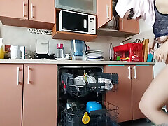 coño morena peluda, tetas grandes, mujer peluda sensual en la cocina