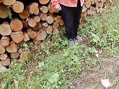 golpeando sus tetas en la naturaleza