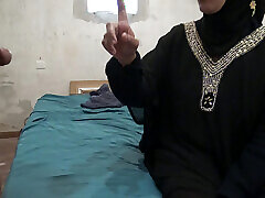 une femme musulmane en hijab aide un homme plus âgé à résoudre son problème dérection
