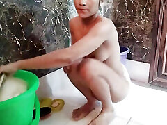 Chachi ko nanga bathroom me nahate dekh liya