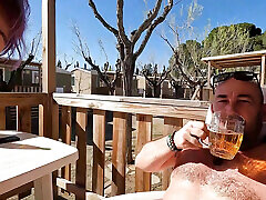fellation en plein air dans un camping sur la terrasse en sirotant