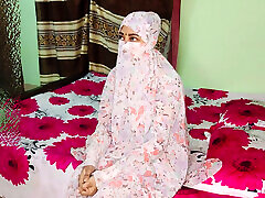 indiano muslim ragazza in burkha gode romantico rainy notte