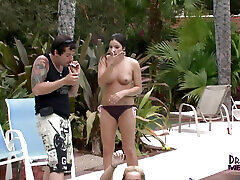 bañarse flaco y orinar en los arbustos