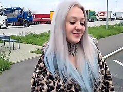 кудрявая молоденькая красотка 18 сосет пустые члены в туалете зоны отдыха