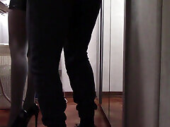 la milf avec de belles jambes et des collants repasse et se fait toucher et baiser