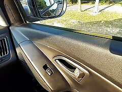 sexy reife in kurzem rock und heels neckt ihren fahrer in der öffentlichkeit auf dem weg ins büro. erster teil