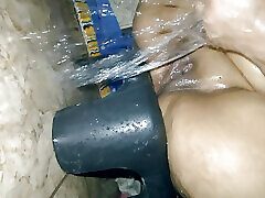 belle-mère baise dans la salle de bain debout avec les jambes levées sur le lavabo