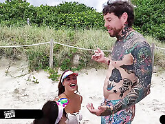 fútbol jugando a chicas en la playa con pequeños arbustos jc wilds y sofie reyez creampied en cuarteto-immoral live 4k