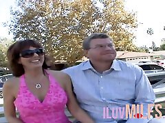 brünette milf reitet schwanz in einem cuckold sex