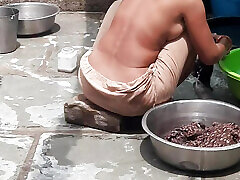 मेरे बड़े सौतेले भाई और039 की गृहिणी आज पूरी तरह से नग्न थी और बहनोई ने इसे देखा ।