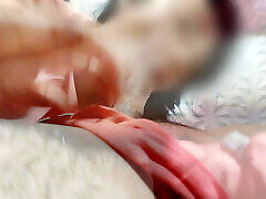 hermanastra me pilló masturbándome, ella me hace una mamada hasta correrse