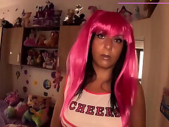 w moim różowym stroju cheerleaderki dokuczałem sobie na łóżku pełnym pluszowych zabawek. potem został zabrany od tyłu i zrobił wette