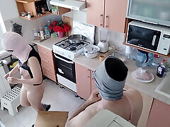 горячая любительская пара развлекается на кухне. porn goes boom мамочка завтракает в спальне, волосатая киска, большие сиськи, большая задница