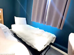 adolescent nana chaude se fait baiser cru dans la chambre dhôtel, baise hardcore à cru, pas de protection, sexe sans préservatif, sperme dans la chatte