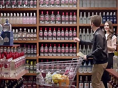 Alison Brie - Smirnoff Vodka Commercial, je suis une salope 2014