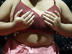 desi bhabi gros seins montrer. seins jouant