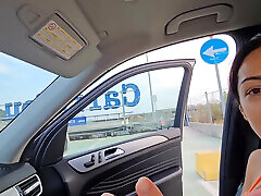 conductor cachondo me folla en el estacionamiento del supermercado