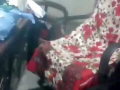 एक गर्म पाकिस्तानी लड़की घर में काम कर रही है और मुर्गा भाग 2 के साथ खेला जाता है