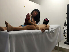 spa-service mit blowjob inklusive! die kolumbianerin beschließt, ihrem speziellen kunden einen blowjob mit viel speichel zu geben