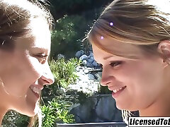 studentesse sedotto da lesbica flaming hips phoenix instructor con heather starlet e dani daniels