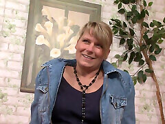 Susi is a hot blonde milf