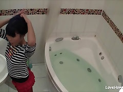 Badewanne masturbation der atemberaubende asiatische Mädchen