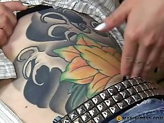 Adolescente follada por tatuado mamá