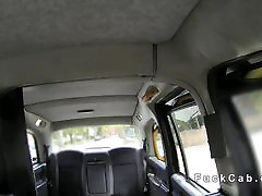 丰满的小英国人舔屁股在一个假的出租车