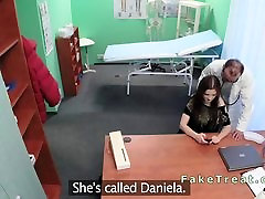 医生乱搞他的旧患者虚假的医院