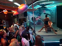La danse coquines baise dans le public