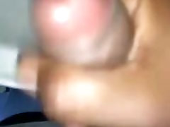Negão gozando na pia