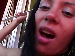 Nasty morena puta chupando polla grande en un balcón al aire libre