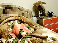 Mec rejoint sa Asiatique de femme au foyer dans le lit et tire amateur video sexe