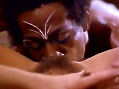 Horny tribal mec baise et lui lèche la chatte poilue dune insatiable brunette babe