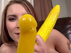 Busty blonde Göttin geht wild, weil Ihr mais dildo