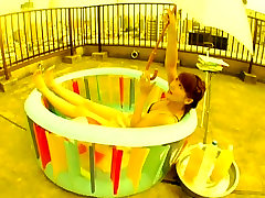 Słodkie i sexy Japoński piękno Megumi Yasu korzystających dzień w jej mały basen