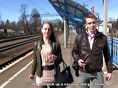 Русская брюнетка милашка соблазняет мужчину в электричке