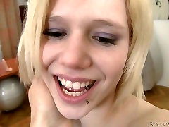 Sexy rubia adolescente Denni le encanta comer de edad twats y chupar la polla