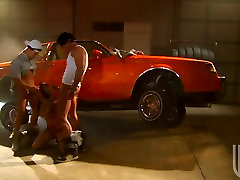 Cachonda y muy taxista Daisy Marie agrada las pollas de sus clientes