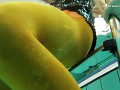 Slim brunette girl Nina Markova kralice deniz anal temizlik naked in a pool